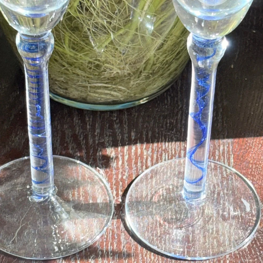 Unbranded champagne flutes